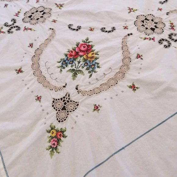 VTG Embroidered Floral Cross Stitch Crochet Tablecloth Hand Stitched Cut Work - Picture 2 of 16